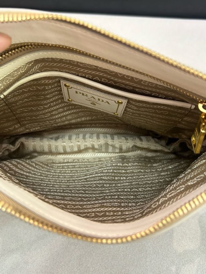 Prada/普拉達 刺繡大LOGO JACQUARD斜挎包米白帆布拼皮 復古學院風經典米白帆布+清爽白配皮-7