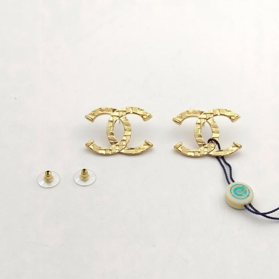 CHANEL 合金23A金色浮雕大號雙C耳環-2