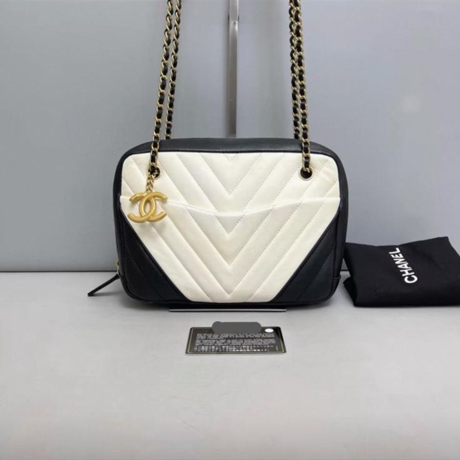 Chanel香奈兒 黑白拼色全皮V紋相機包-0