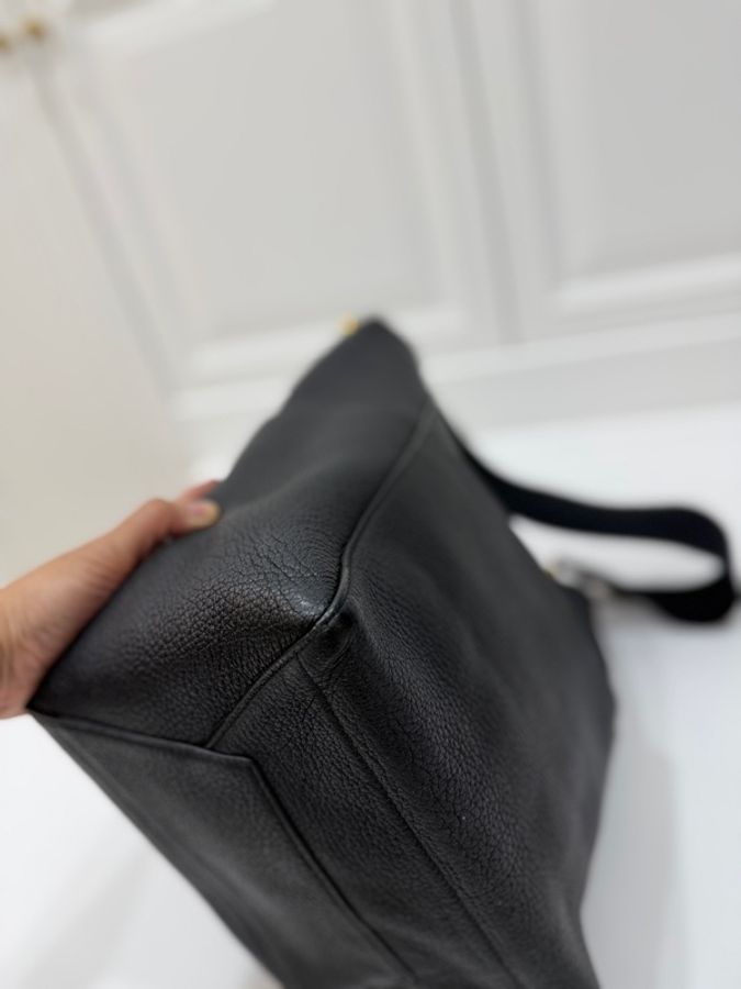 《仙闆名牌精品》CELINE SANGLE BUCKET 黑色 水桶包 肩背包 側背包 手提包-26