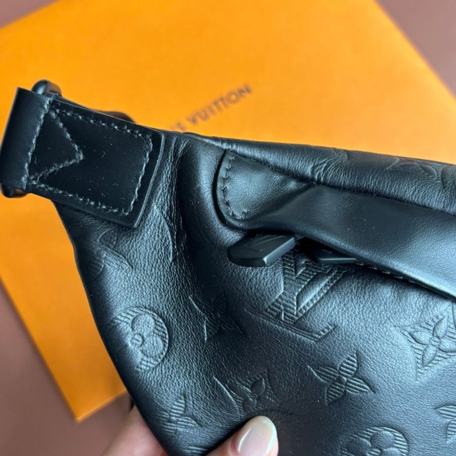 ::Louis Vuitton:: LV M46036 Discovery Monogram Shadow小牛皮 黑色壓紋腰包 胸口包-3