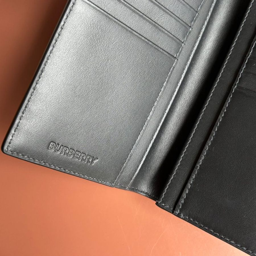 ::BURBERRY:: 立體字母 經典格紋對開多卡長夾(炭灰色) Grey Check Wallet-7