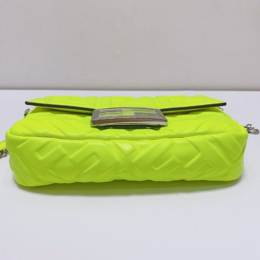 FENDI 螢光黃色羊皮金扣 mini 手提斜背法棍包 19×4×12cm 99新配件盒子 塵袋-7