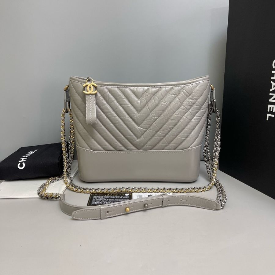 Chanel香奈兒 灰色全皮V紋金扣中號流浪包-0