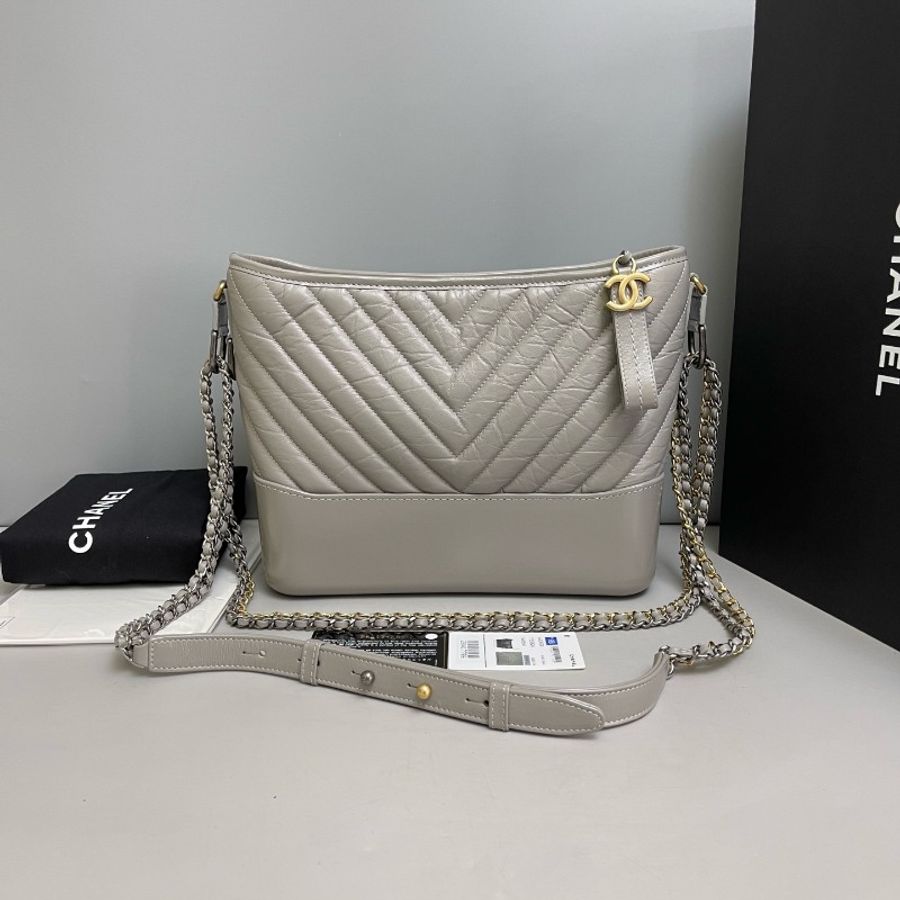 Chanel香奈兒 灰色全皮V紋金扣中號流浪包-1