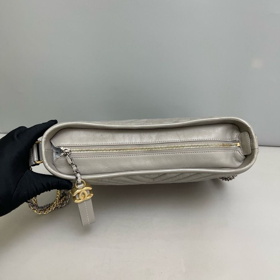 Chanel香奈兒 灰色全皮V紋金扣中號流浪包-5