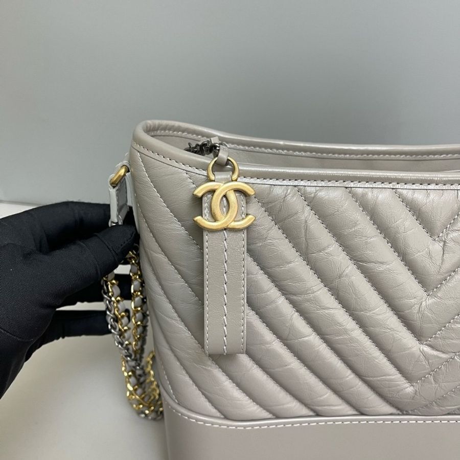 Chanel香奈兒 灰色全皮V紋金扣中號流浪包-6