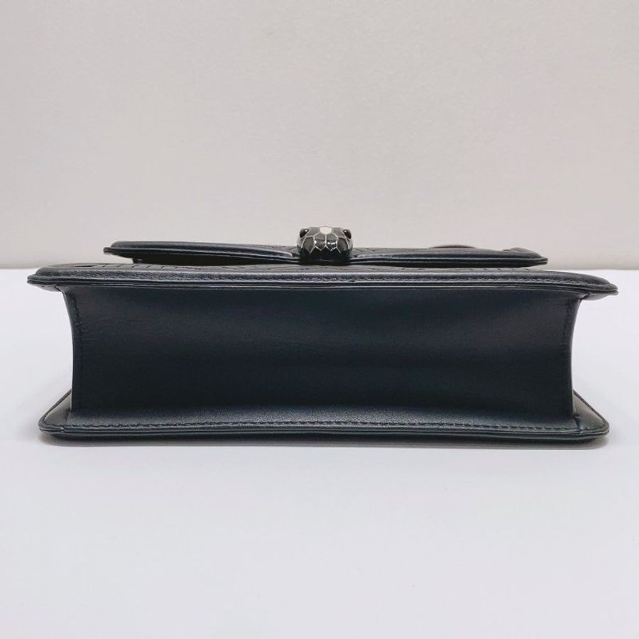 Bvlgari 黑色幾何紋理琺瑯蛇頭斜背包 24x15x7cm 98新配件鏡子 塵袋-3