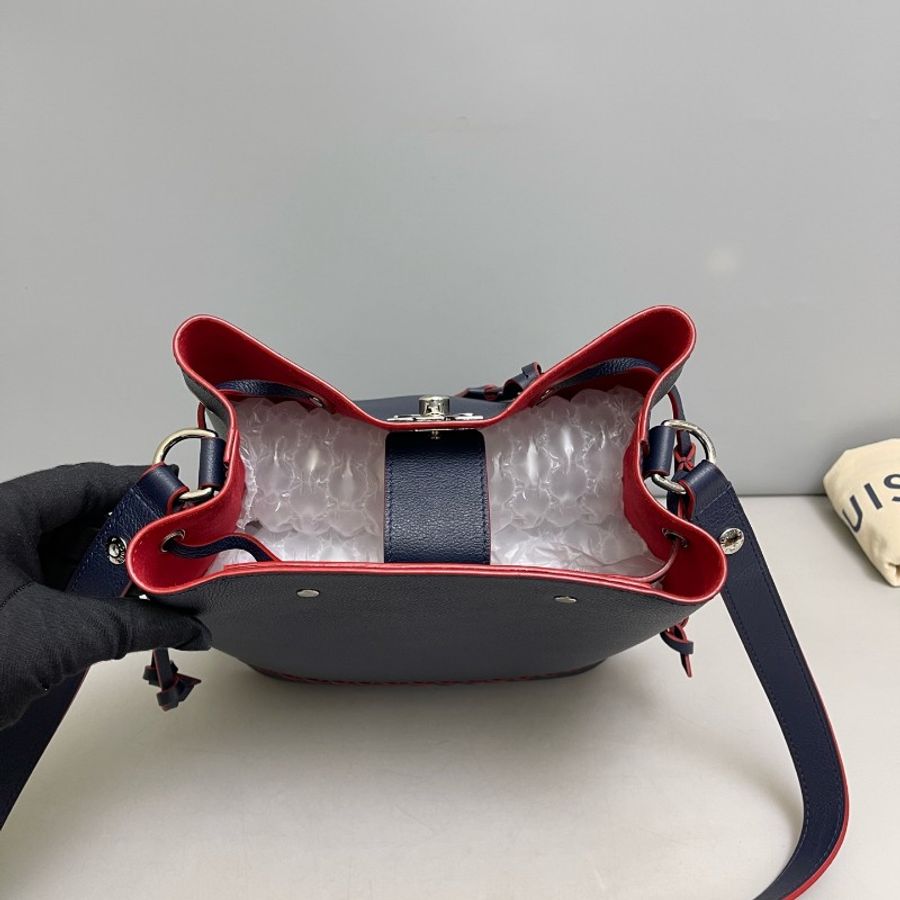 LV lockme bucke藍色全皮編織水桶包-5