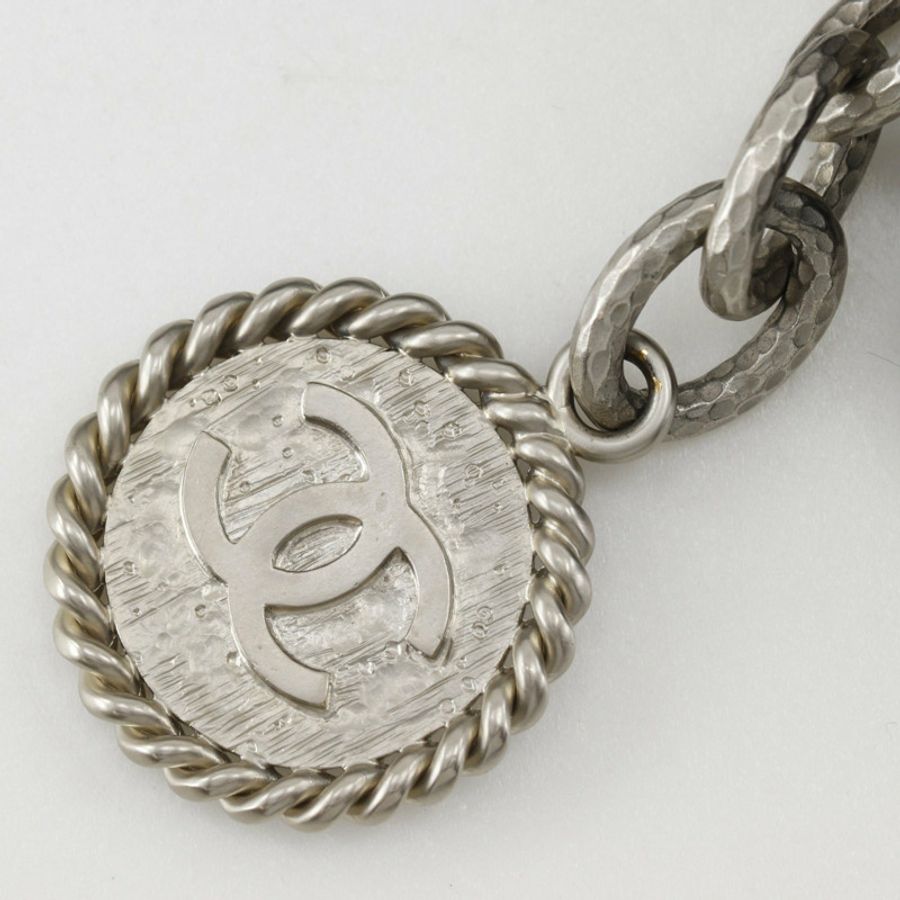 香奈兒 Medallion 托特包 (A01804),復刻版托特包,黑色魚子醬紋皮革材質。這款包既可作單肩背包,也可作手提包,A5 尺寸,拉鍊開合。適合女性使用。-12