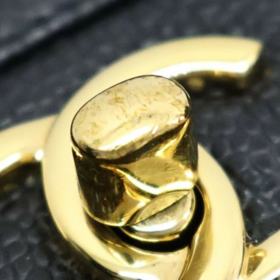 黑色 荔枝紋牛皮 經典大型口蓋包 肩背包 金釦【CHANEL 香奈兒】 A58600-13