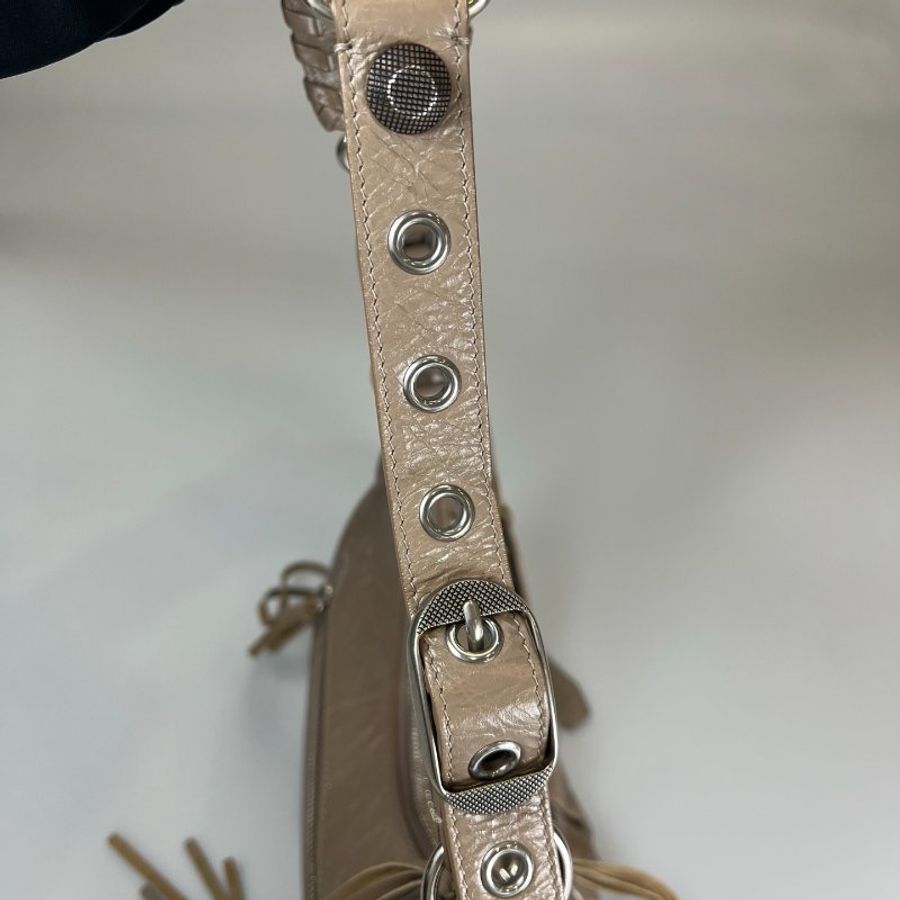 BALENCIAGA 藕色Le Cagole S 半月包-8