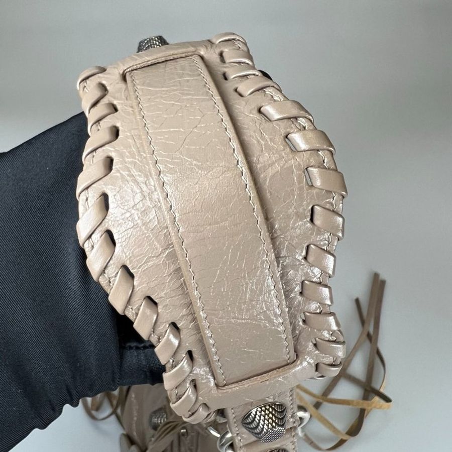 BALENCIAGA 藕色Le Cagole S 半月包-12