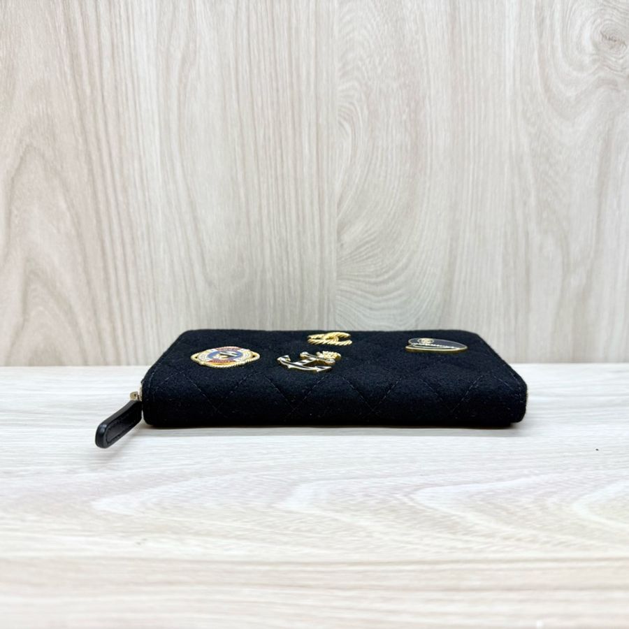 CHANEL黑金羊毛呢海軍徽章ㄇ拉中夾A70330-5