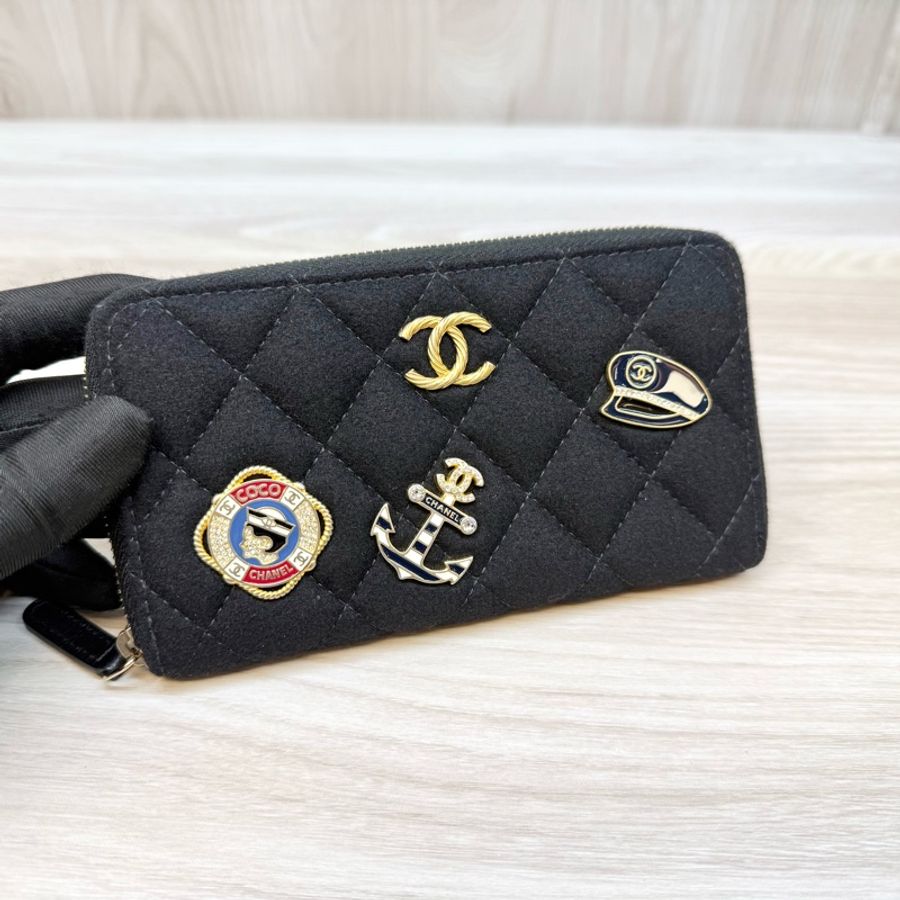 CHANEL黑金羊毛呢海軍徽章ㄇ拉中夾A70330-12