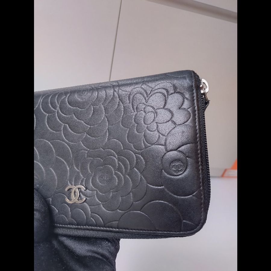 Chanel 黑皮山茶花壓紋大拉鍊長夾-3