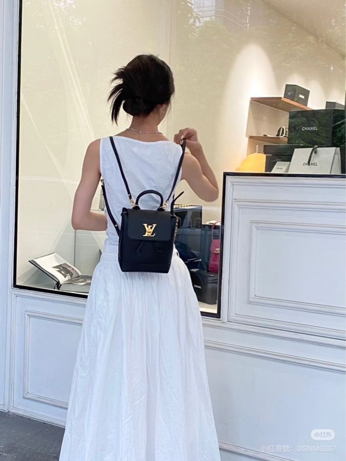 莉亞精品♡ LV M54573 Lockme mini 黑金後背包 二手美包-1