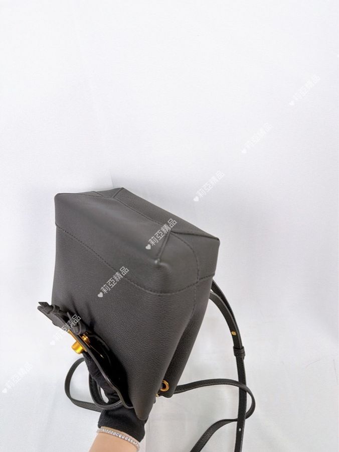 莉亞精品♡ LV M54573 Lockme mini 黑金後背包 二手美包-11