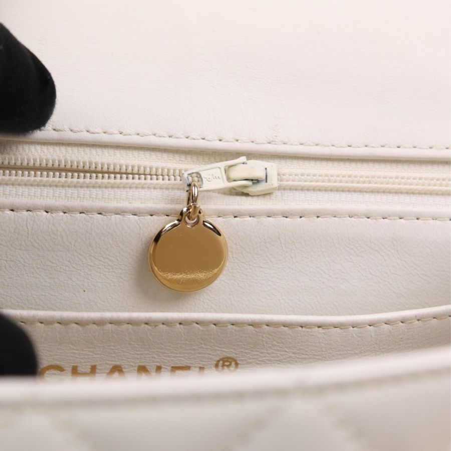 Chanel 5开白色菱格纹黑色按扣皮穿链单肩包-26