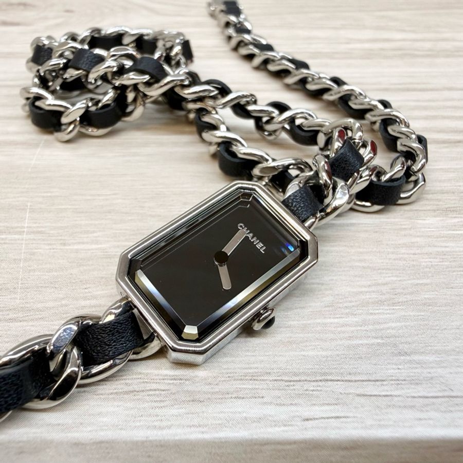 CHANEL 質感美🤍銀色皮穿鍊ICONIC CHAIN三圈首映錶-12