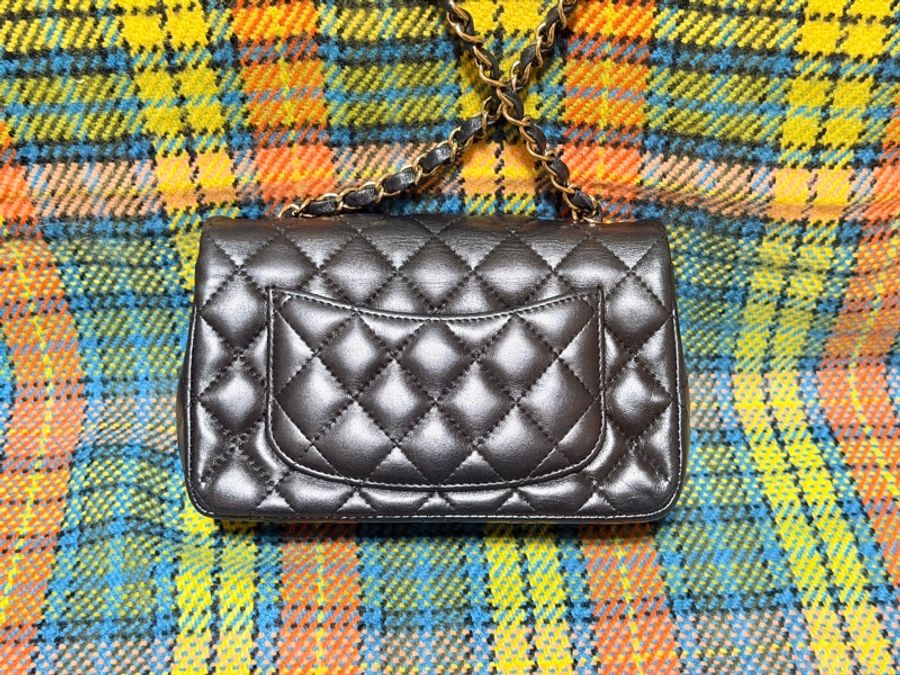 CHANEL Classic Flap 20 裸包 晶片黑羊淡金釦（大Mini）-1