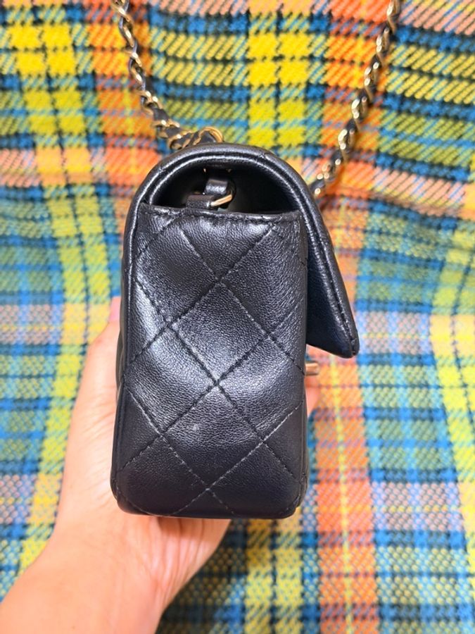 CHANEL Classic Flap 20 裸包 晶片黑羊淡金釦（大Mini）-2