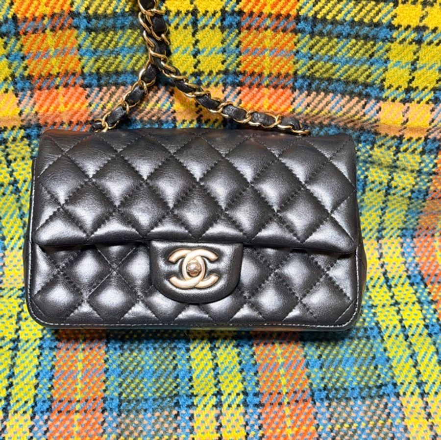 CHANEL Classic Flap 20 裸包 晶片黑羊淡金釦（大Mini）-8