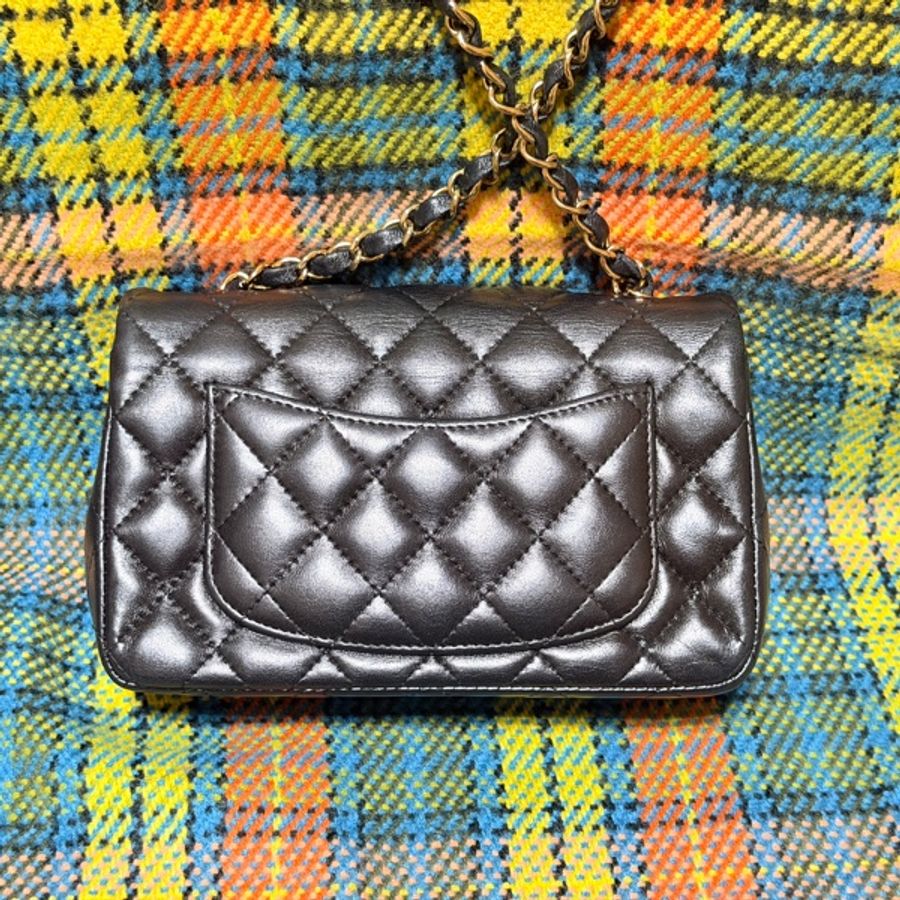 CHANEL Classic Flap 20 裸包 晶片黑羊淡金釦（大Mini）-9