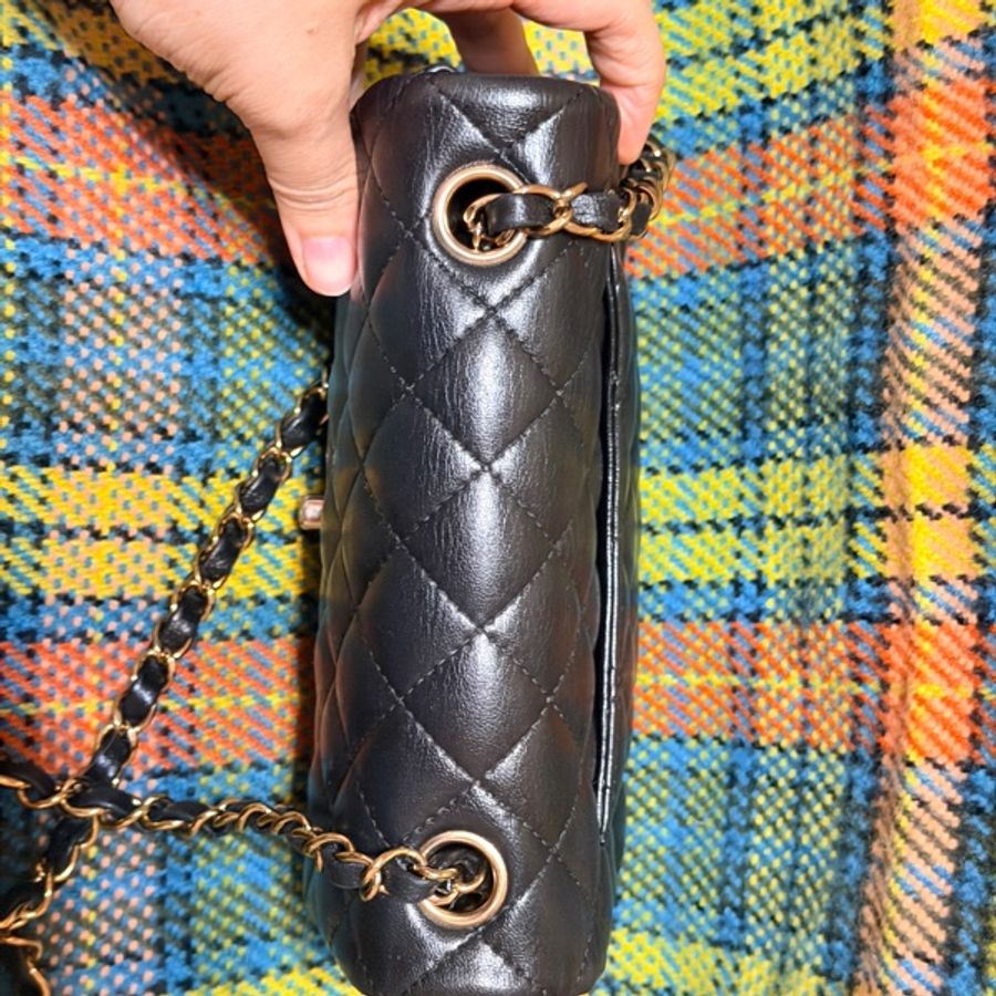 CHANEL Classic Flap 20 裸包 晶片黑羊淡金釦（大Mini）-5