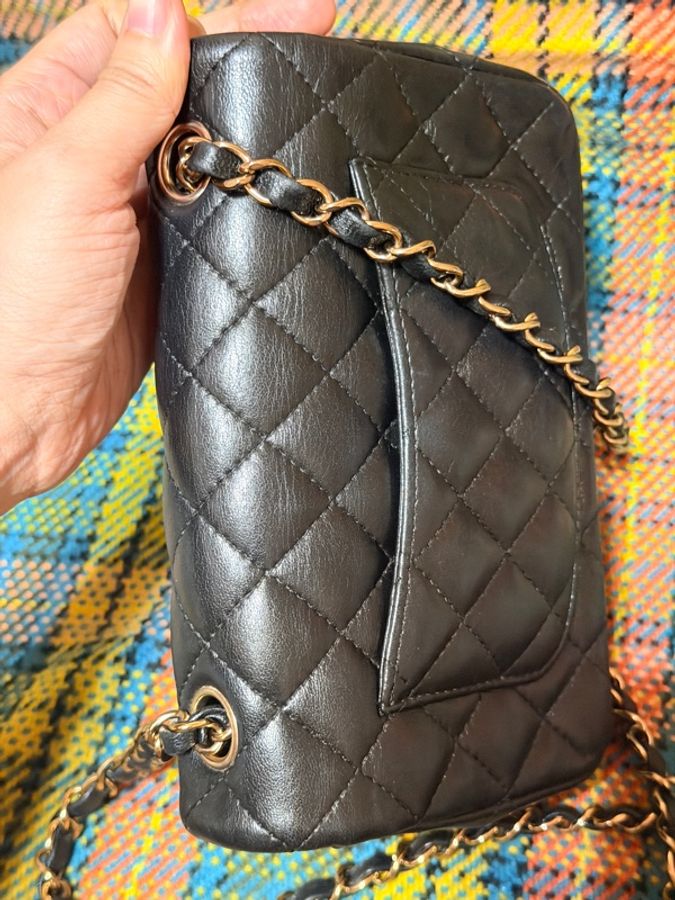 CHANEL Classic Flap 20 裸包 晶片黑羊淡金釦（大Mini）-6