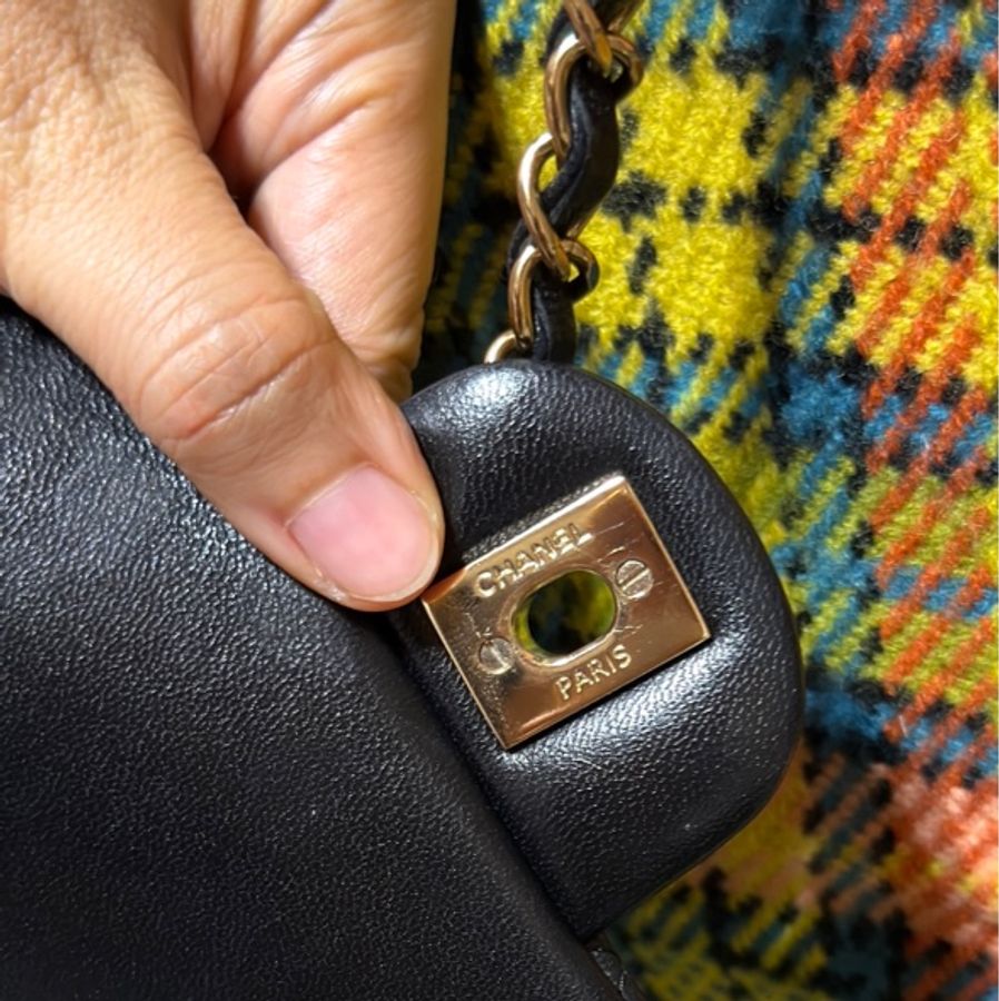 CHANEL Classic Flap 20 裸包 晶片黑羊淡金釦（大Mini）-21