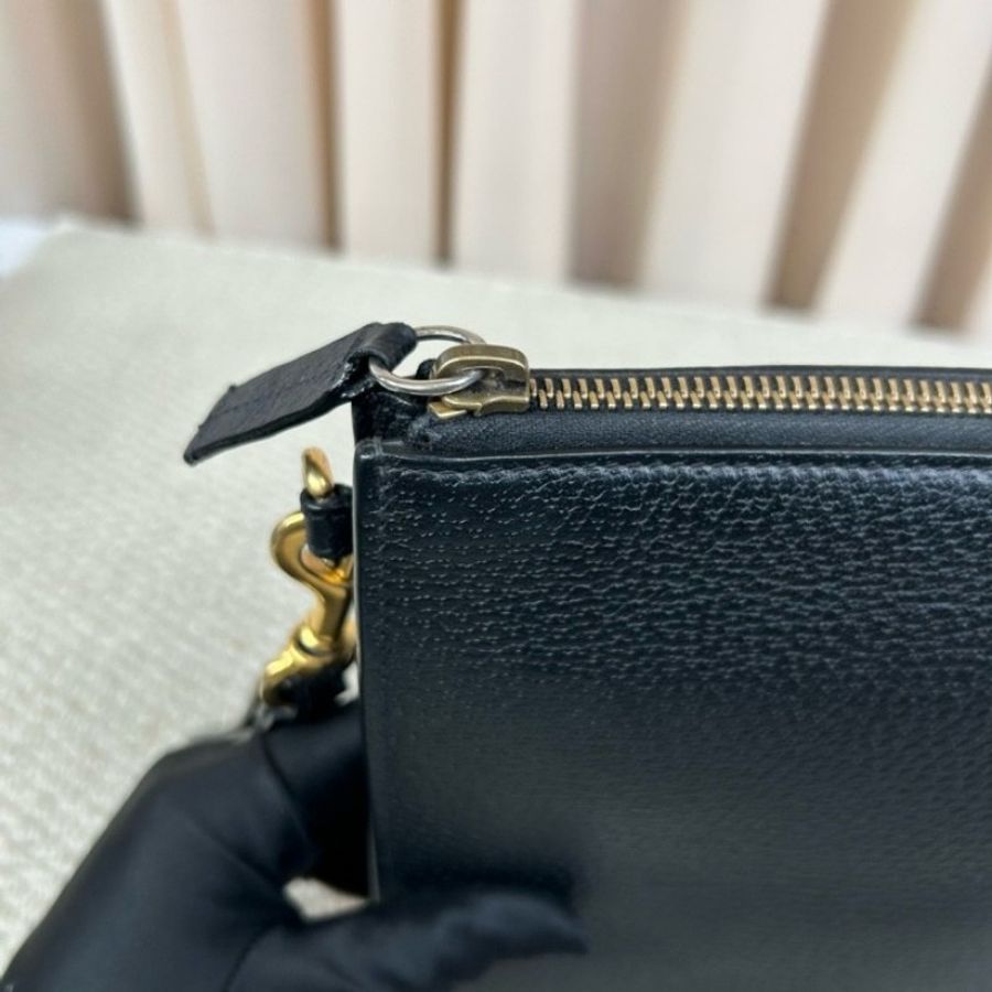 GUCCI古馳小蜜蜂手拿包 黑色荔枝紋牛皮 金色蜜蜂logo-4