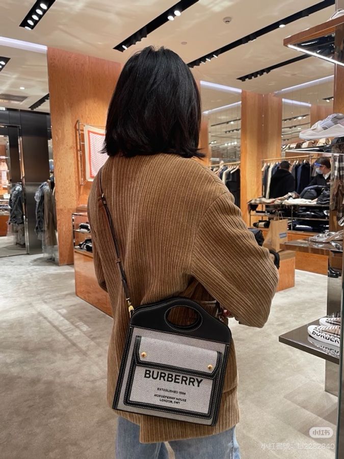《仙闆名牌精品》BURBERRY Mini Pocket 黑 手提包 斜背包 肩背包 側背包-6
