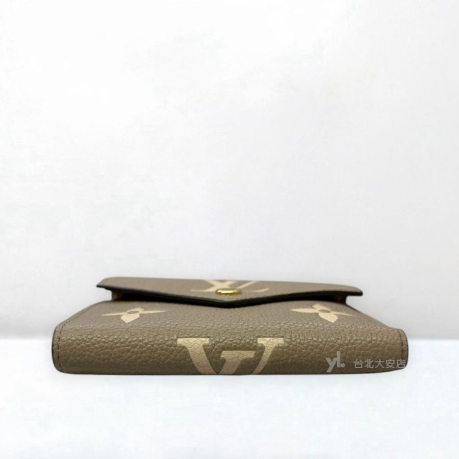 A13318-LV 斑鳩灰牛皮Victorine三折零錢短夾M81861-4