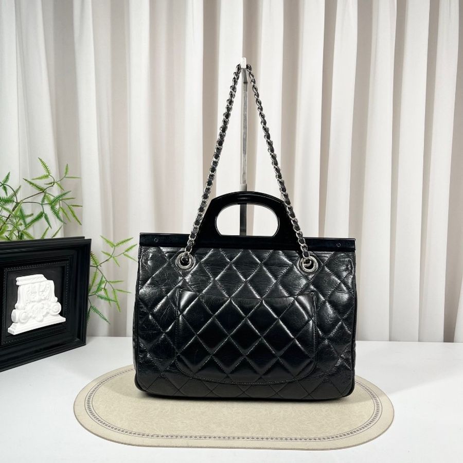 CHANEL香奈兒 黑銀油蠟皮壓克力手柄衣架包-1