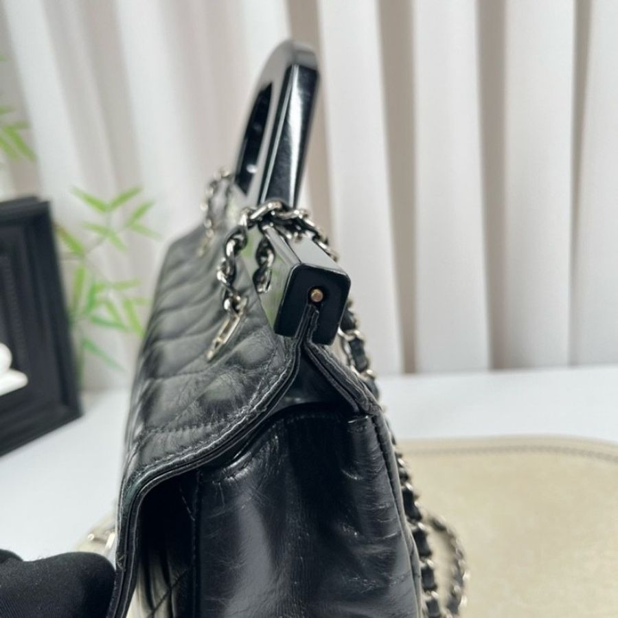 CHANEL香奈兒 黑銀油蠟皮壓克力手柄衣架包-16