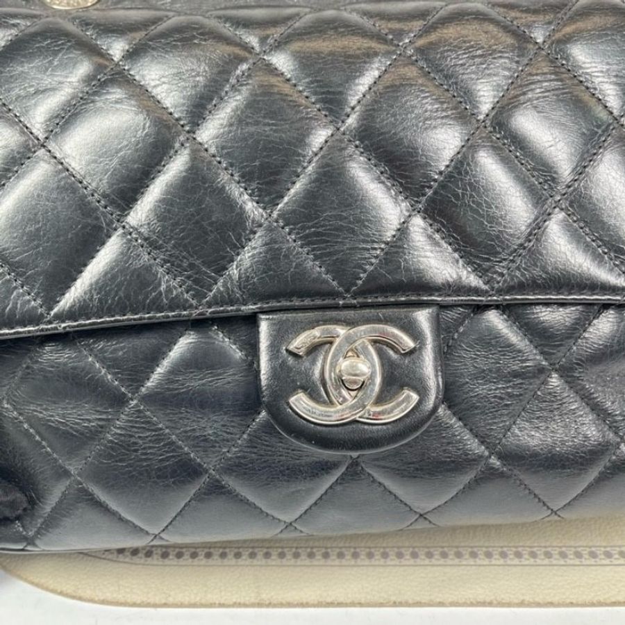 CHANEL香奈兒 黑銀油蠟皮壓克力手柄衣架包-17