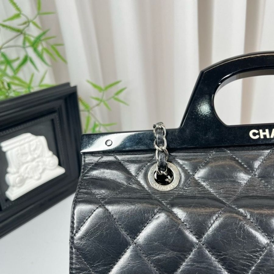 CHANEL香奈兒 黑銀油蠟皮壓克力手柄衣架包-18