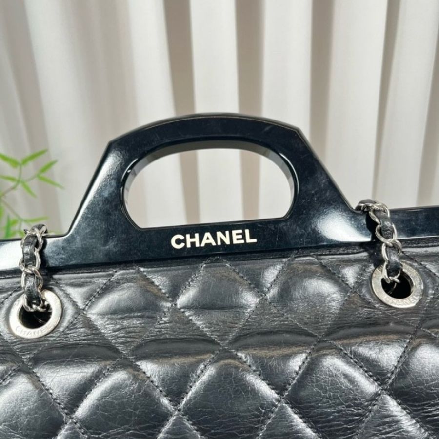 CHANEL香奈兒 黑銀油蠟皮壓克力手柄衣架包-19