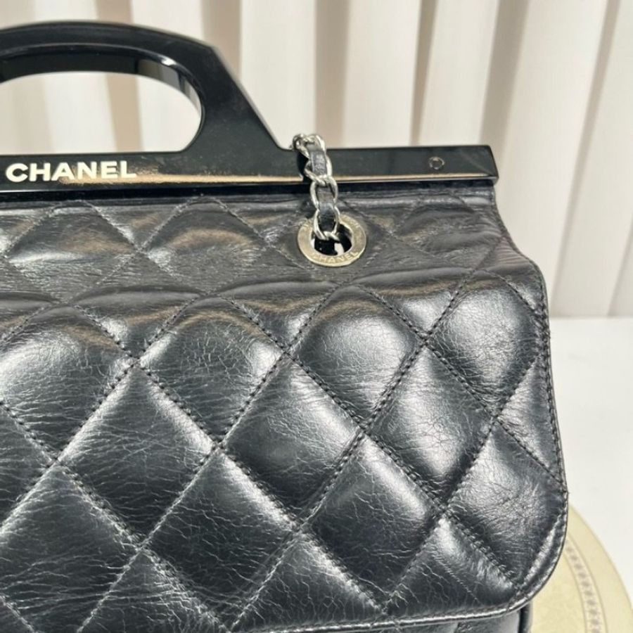 CHANEL香奈兒 黑銀油蠟皮壓克力手柄衣架包-20
