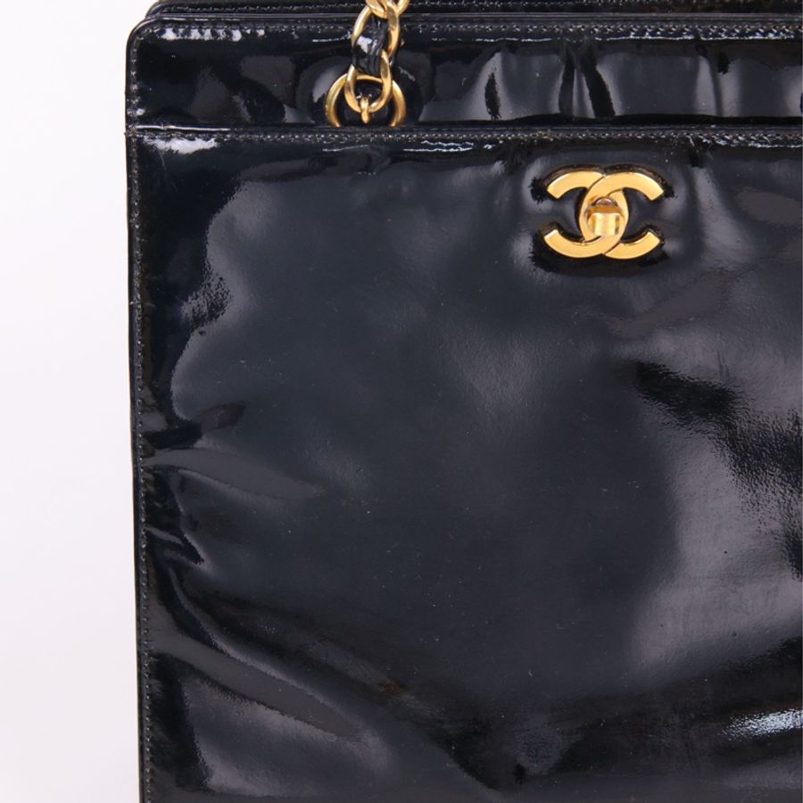 Chanel 5开黑金漆皮书包扣皮穿链单肩包-6