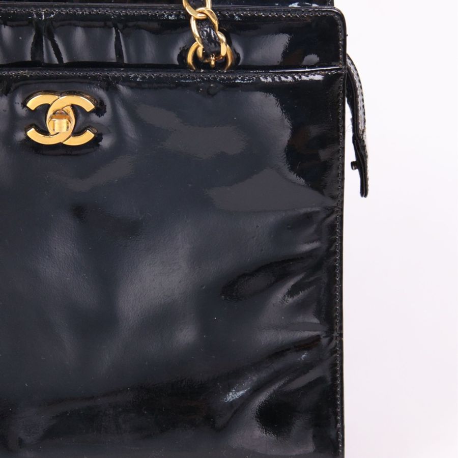 Chanel 5开黑金漆皮书包扣皮穿链单肩包-7