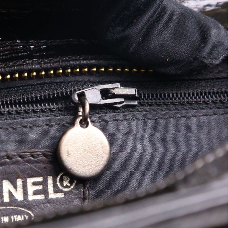 Chanel 5开黑金漆皮书包扣皮穿链单肩包-32