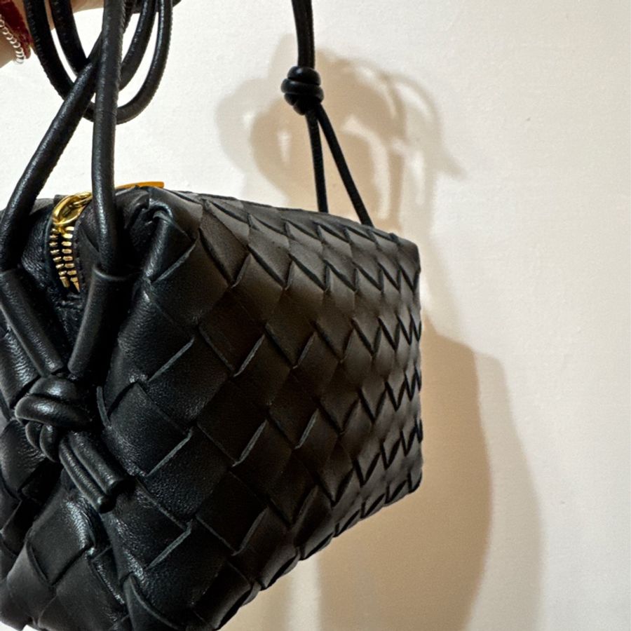 BOTTEGA VENETA Mini Loop 小羊皮迷你相機斜背包(黑色)-3