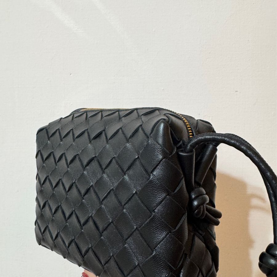 BOTTEGA VENETA Mini Loop 小羊皮迷你相機斜背包(黑色)-7