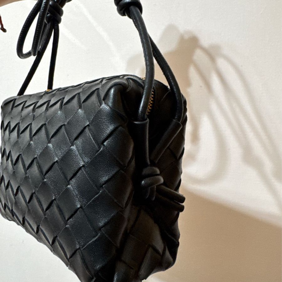 BOTTEGA VENETA Mini Loop 小羊皮迷你相機斜背包(黑色)-9