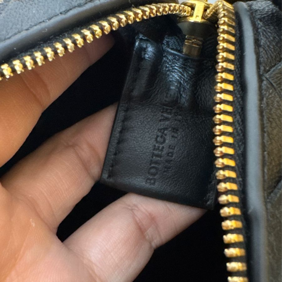 BOTTEGA VENETA Mini Loop 小羊皮迷你相機斜背包(黑色)-16