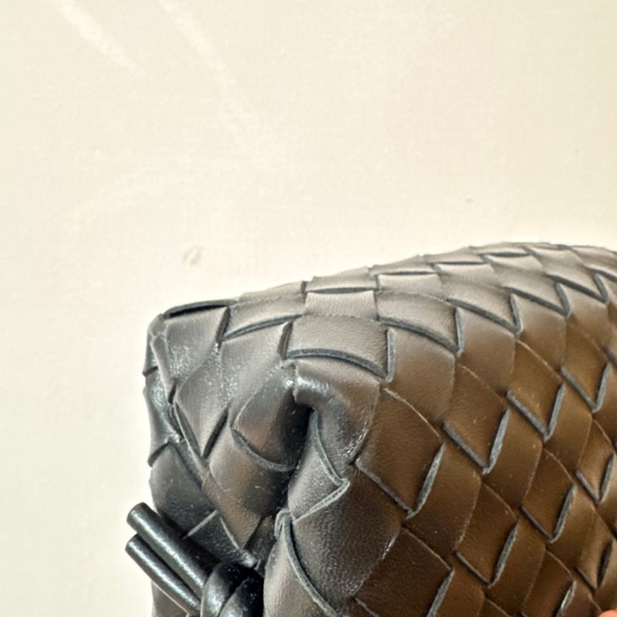 BOTTEGA VENETA Mini Loop 小羊皮迷你相機斜背包(黑色)-21