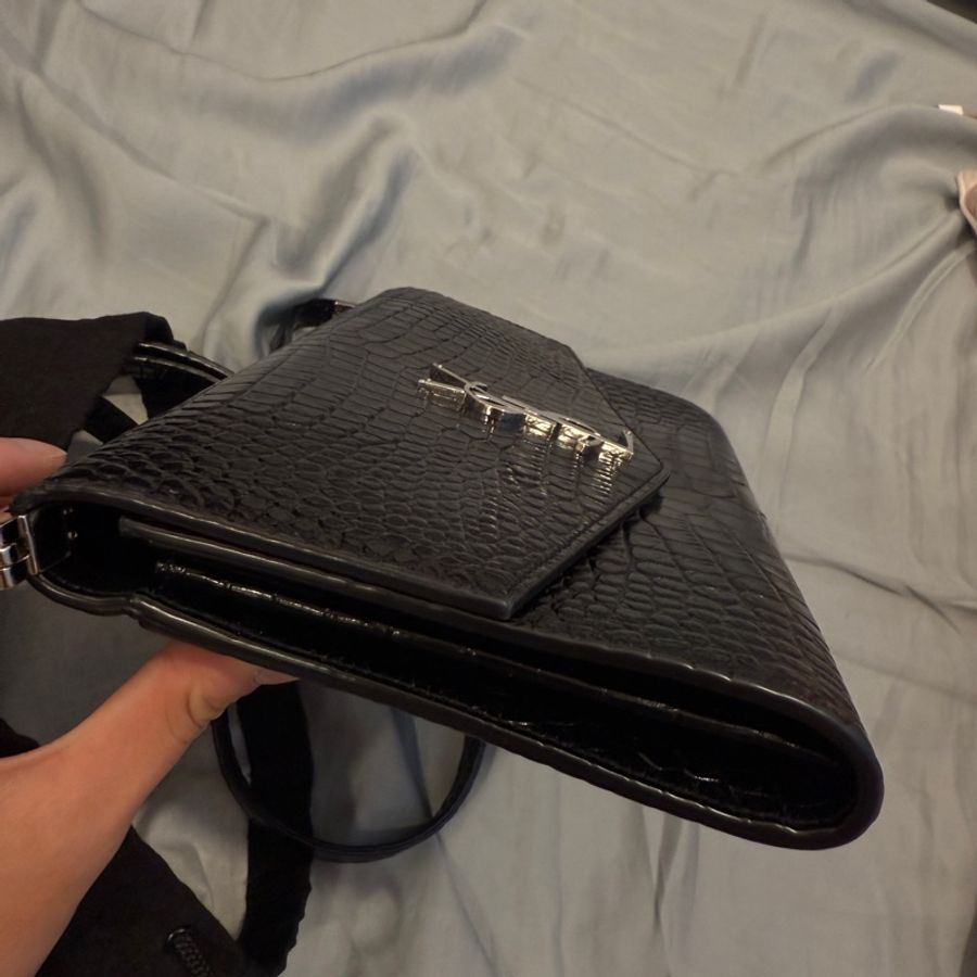 Saint Laurent 聖羅蘭 YSL Uptown 黑色亮面鱷魚壓紋皮革 斜背包-4