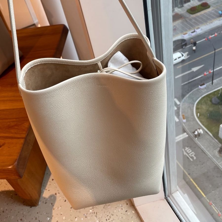 The row park tote bag medium 中號水桶包小牛皮 ivory 象牙白-3